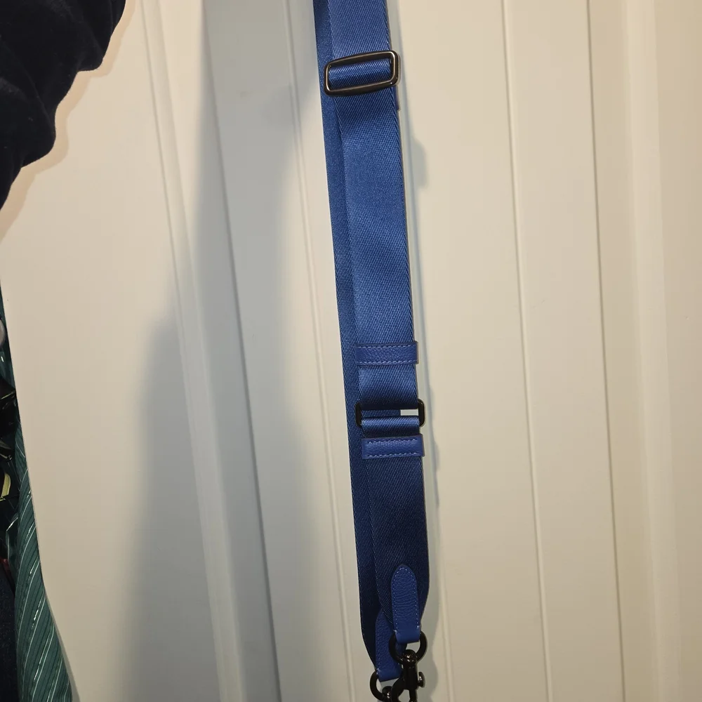 Blue Leather Shoulder Bag with C-Clasp - Picture 7 of 13